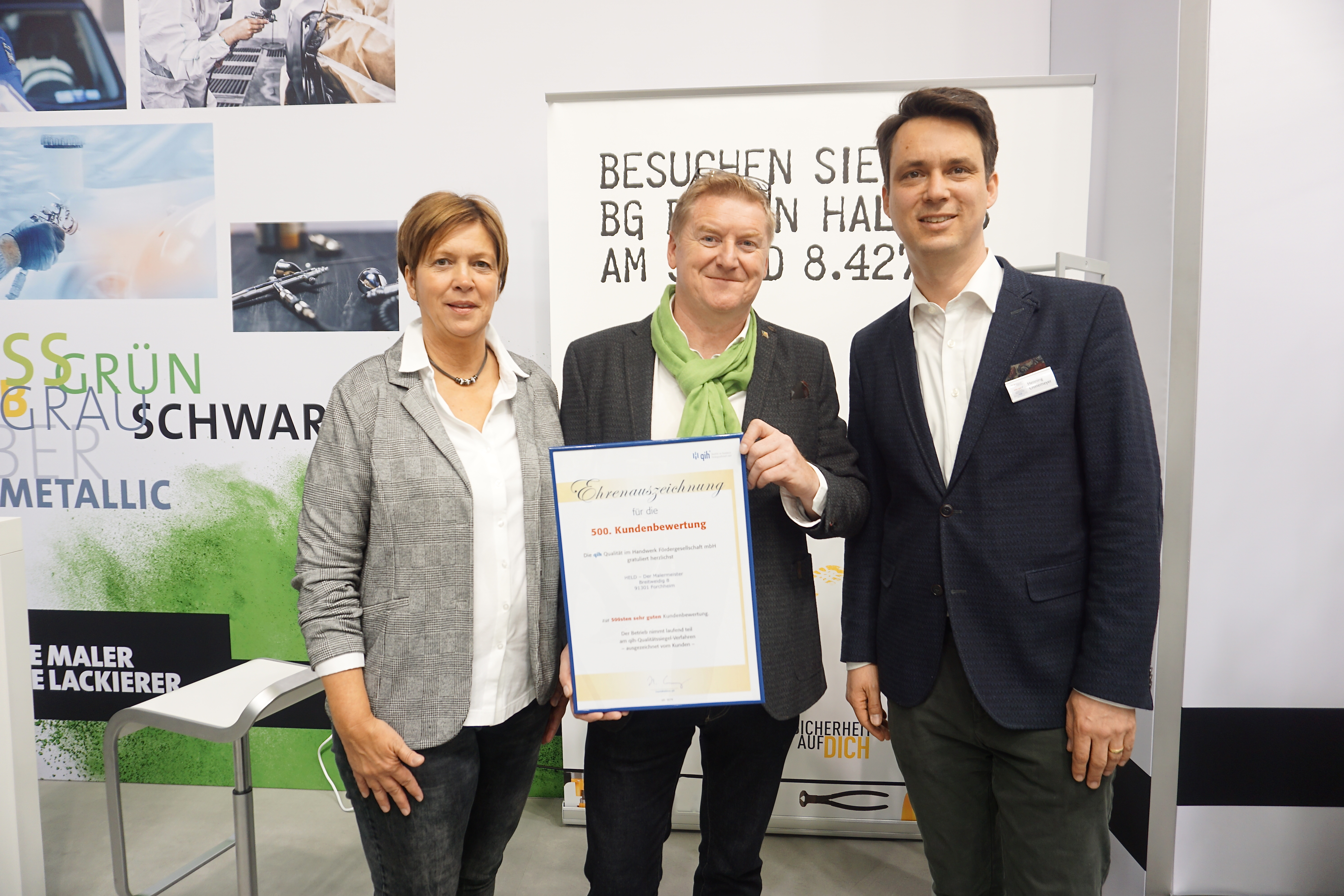 Qualität im Handwerk: Übergabe der Urkunde an Erwin Held (M.) und Karin Haimann von der Firma HELD aus Forchheim.
Foto: privat