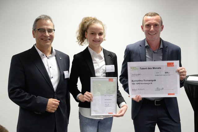 Team Nürnberg ehrt die Sportlerin Katharina Romanyuk (v.l.): Hans-Jörg Oehmke (Leiter des SportService der Stadt Nürnberg); Katharina Romanyuk, Matthias Meyer (page one).