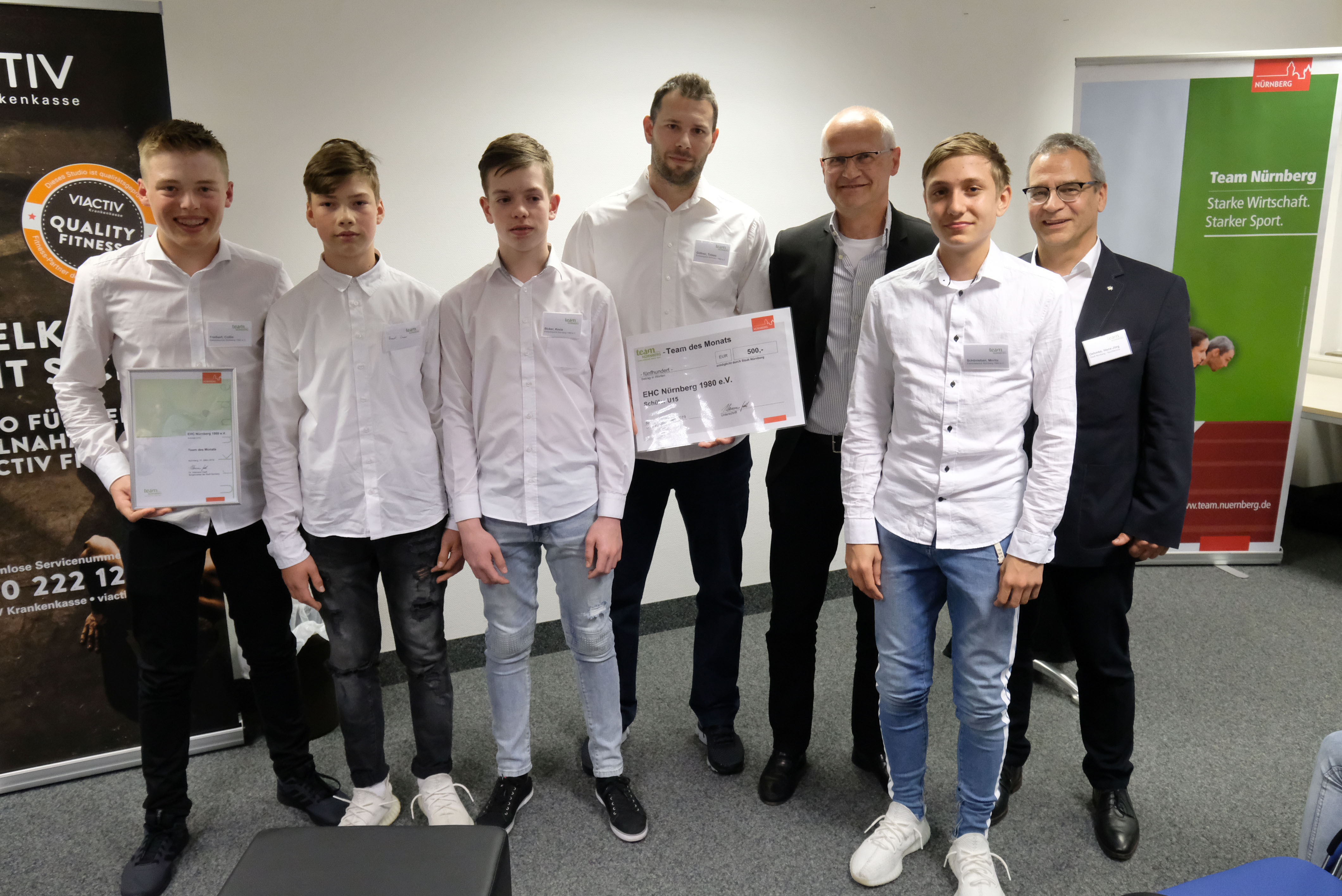EHC80: Team Nürnberg ehrt das Team des Monats März 2019 (v.l.): EHC 80-Spieler Linus Brandl, Kevin Bicker und Moritz Schönleben, EHC 80-Trainer Tobias Güttner, Bürgermeister Dr. Klemens Gsell, EHC 80-Spieler Kevin Konstanz und SportService-Leiter Hans-Jörg Oehmke.