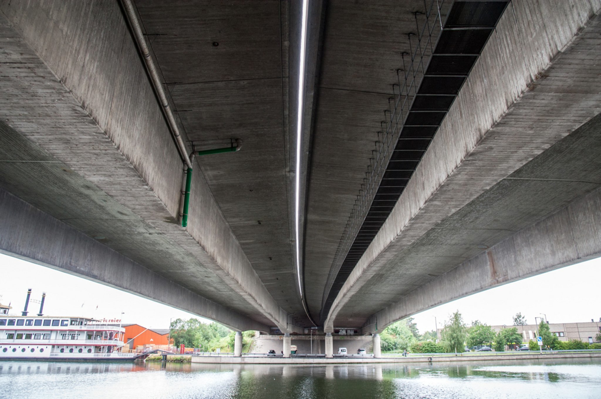 Drei Hafenbrücken, hier die Brücke Frankenschnellweg über Südwesttangente und Main-Donau-Kanal, müssen abgerissen und neu gebaut werden.