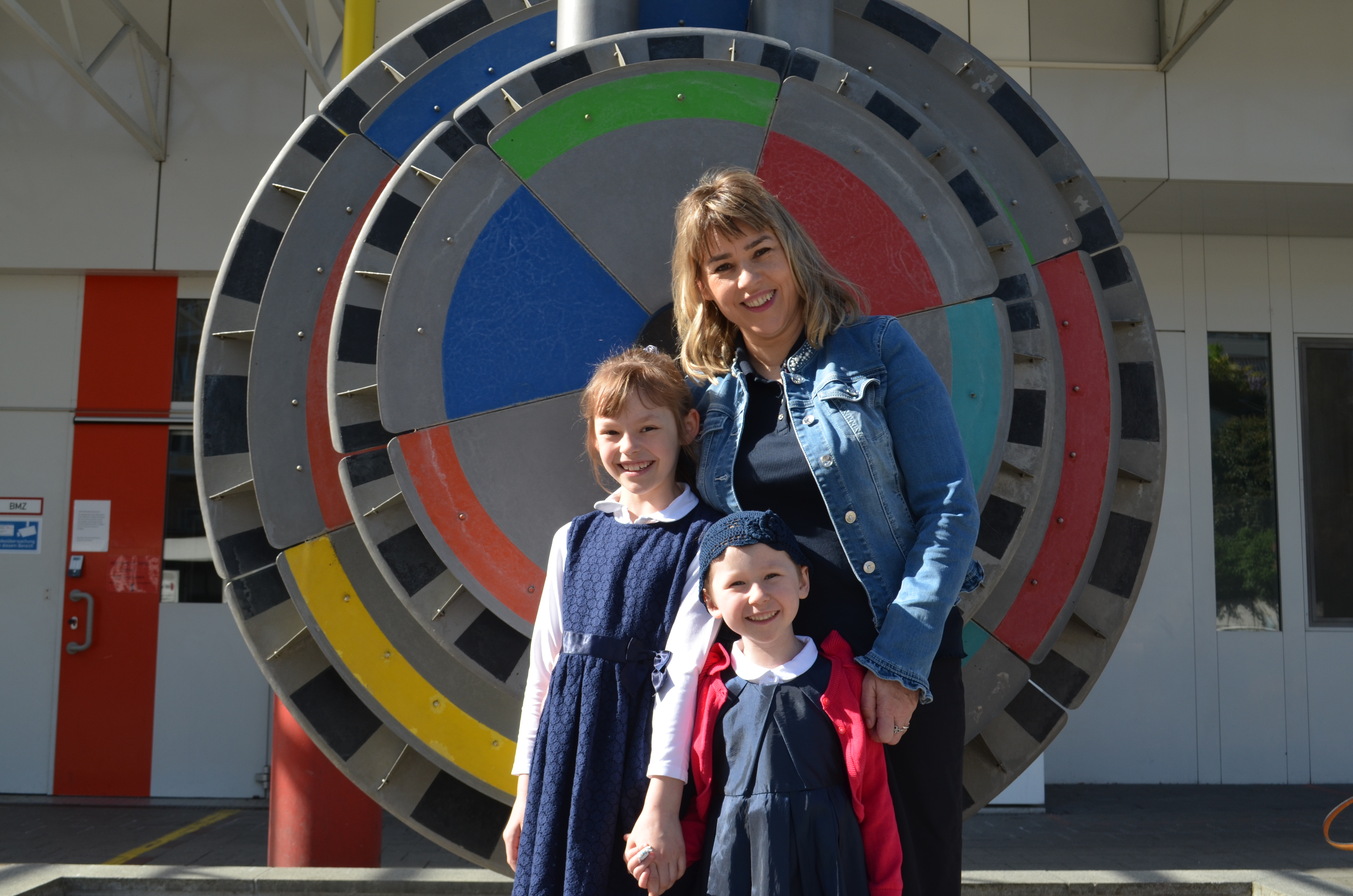 Jacinta und Bernadette mit Mutter Anna vor der Cnopfschen Kinderklinik.