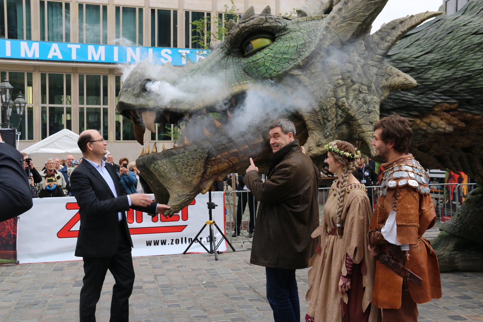Eine besondere Attraktion beim Tag der offenen Tür im Jahr 2017: Fanny, der Robotikdrache neben Staatsminister Dr. Markus Söder (r.), Staatssekretär Albert Füracker (l.)sowie Ritter und Burgfräulein.