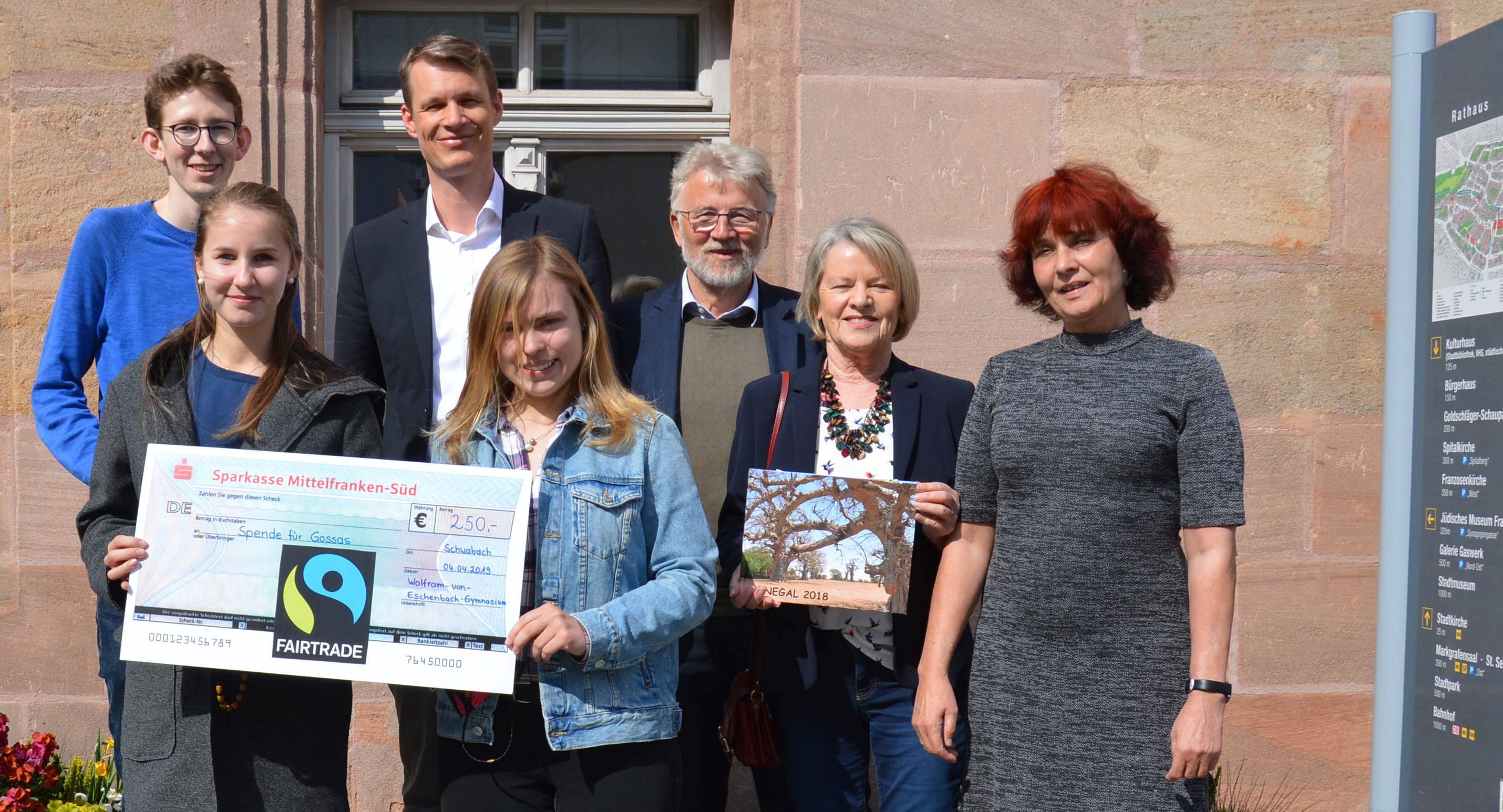 Jakob Schmidt, Maria Reinhart, Matthias Thürauf, Valerie Loos, Roland Oeser, Margot Feser und Hanne Hofherr (v.l.) bei der Spendenübergabe.