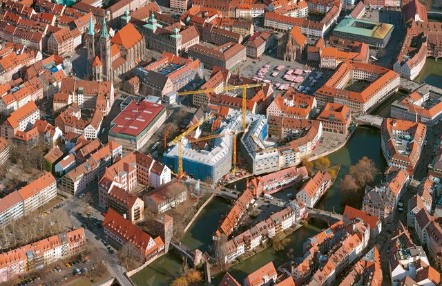 Das Areal aus der Luft. Deutlich erkennbar: die Lage unmittelbar an der Pegnitz. Darüber sieht man den Hauptmarkt. | Foto: alpha Gruppe
