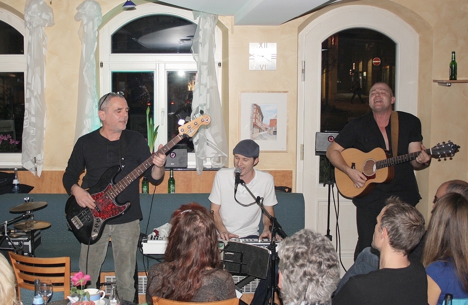DILLBERG bei seinem ersten "Wohnzimmerkonzert" im Café Riedner im Jahr 2015.