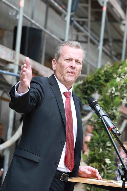 Richtfest für den neuen Augustinerhof mit vielen Gästen: Zum ersten Mal kommte man erahnen, wie die Räume für das Deutsche Museum aussehen werden. Das Museum soll Ende 2020 eröffnen. Generaldirektor Wolfgang M. Heckl sagte beim Richtfest: „Ich freue mich sehr, dass das Gebäude für unser Zukunftsmuseum so schnell wächst – am Anfang habe ich mir kaum vorstellen können, hier schon 2020 die Eröffnung feiern zu können.“ Ministerpräsident Markus Söder lobte bei dem Festakt: „Das Deutsche Museum ist ein genialer Partner für dieses Nürnberger Leuchtturmprojekt.“  | Foto: Udo Dreier