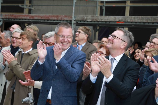 Richtfest für den neuen Augustinerhof mit vielen Gästen: Zum ersten Mal kommte man erahnen, wie die Räume für das Deutsche Museum aussehen werden. Das Museum soll Ende 2020 eröffnen. Generaldirektor Wolfgang M. Heckl sagte beim Richtfest: „Ich freue mich sehr, dass das Gebäude für unser Zukunftsmuseum so schnell wächst – am Anfang habe ich mir kaum vorstellen können, hier schon 2020 die Eröffnung feiern zu können.“ Ministerpräsident Markus Söder lobte bei dem Festakt: „Das Deutsche Museum ist ein genialer Partner für dieses Nürnberger Leuchtturmprojekt.“  | Foto: Udo Dreier