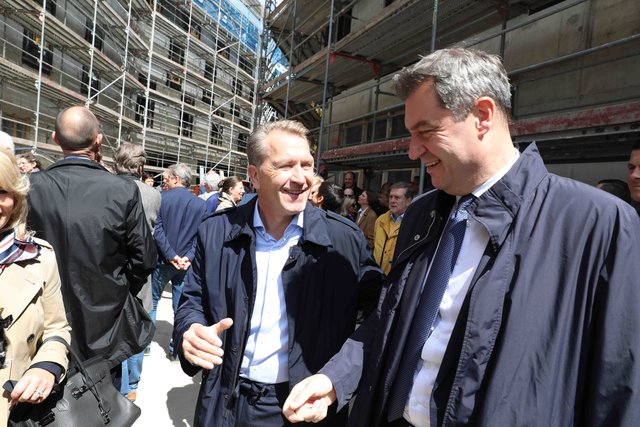 Richtfest für den neuen Augustinerhof mit vielen Gästen: Zum ersten Mal kommte man erahnen, wie die Räume für das Deutsche Museum aussehen werden. Das Museum soll Ende 2020 eröffnen. Generaldirektor Wolfgang M. Heckl sagte beim Richtfest: „Ich freue mich sehr, dass das Gebäude für unser Zukunftsmuseum so schnell wächst – am Anfang habe ich mir kaum vorstellen können, hier schon 2020 die Eröffnung feiern zu können.“ Ministerpräsident Markus Söder lobte bei dem Festakt: „Das Deutsche Museum ist ein genialer Partner für dieses Nürnberger Leuchtturmprojekt.“  | Foto: Udo Dreier