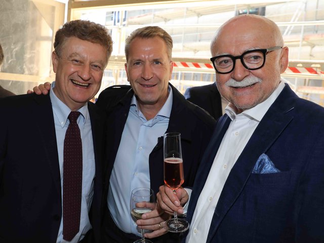 Richtfest für den neuen Augustinerhof mit vielen Gästen: Zum ersten Mal kommte man erahnen, wie die Räume für das Deutsche Museum aussehen werden. Das Museum soll Ende 2020 eröffnen. Generaldirektor Wolfgang M. Heckl sagte beim Richtfest: „Ich freue mich sehr, dass das Gebäude für unser Zukunftsmuseum so schnell wächst – am Anfang habe ich mir kaum vorstellen können, hier schon 2020 die Eröffnung feiern zu können.“ Ministerpräsident Markus Söder lobte bei dem Festakt: „Das Deutsche Museum ist ein genialer Partner für dieses Nürnberger Leuchtturmprojekt.“  | Foto: Udo Dreier
