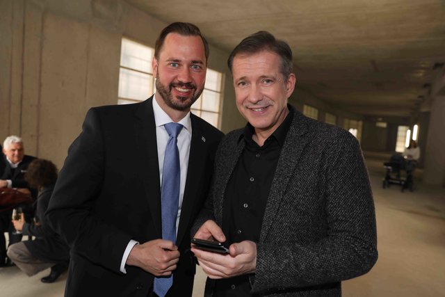 Richtfest für den neuen Augustinerhof mit vielen Gästen: Zum ersten Mal kommte man erahnen, wie die Räume für das Deutsche Museum aussehen werden. Das Museum soll Ende 2020 eröffnen. Generaldirektor Wolfgang M. Heckl sagte beim Richtfest: „Ich freue mich sehr, dass das Gebäude für unser Zukunftsmuseum so schnell wächst – am Anfang habe ich mir kaum vorstellen können, hier schon 2020 die Eröffnung feiern zu können.“ Ministerpräsident Markus Söder lobte bei dem Festakt: „Das Deutsche Museum ist ein genialer Partner für dieses Nürnberger Leuchtturmprojekt.“  | Foto: Udo Dreier