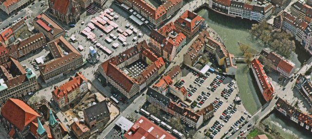 Richtfest für den neuen Augustinerhof mit vielen Gästen: Zum ersten Mal kommte man erahnen, wie die Räume für das Deutsche Museum aussehen werden. Das Museum soll Ende 2020 eröffnen. Generaldirektor Wolfgang M. Heckl sagte beim Richtfest: „Ich freue mich sehr, dass das Gebäude für unser Zukunftsmuseum so schnell wächst – am Anfang habe ich mir kaum vorstellen können, hier schon 2020 die Eröffnung feiern zu können.“ Ministerpräsident Markus Söder lobte bei dem Festakt: „Das Deutsche Museum ist ein genialer Partner für dieses Nürnberger Leuchtturmprojekt.“  | Foto: Udo Dreier