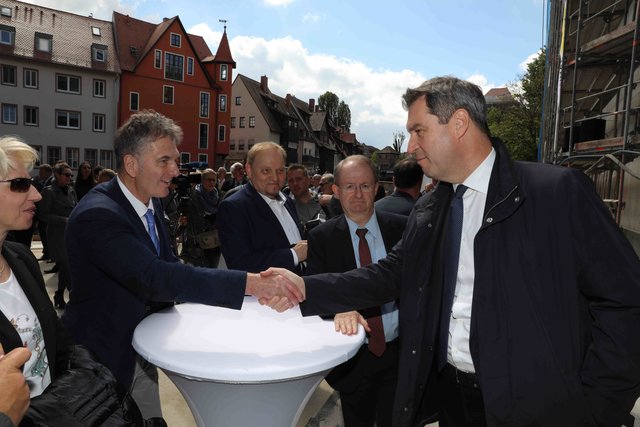 Richtfest für den neuen Augustinerhof mit vielen Gästen: Zum ersten Mal kommte man erahnen, wie die Räume für das Deutsche Museum aussehen werden. Das Museum soll Ende 2020 eröffnen. Generaldirektor Wolfgang M. Heckl sagte beim Richtfest: „Ich freue mich sehr, dass das Gebäude für unser Zukunftsmuseum so schnell wächst – am Anfang habe ich mir kaum vorstellen können, hier schon 2020 die Eröffnung feiern zu können.“ Ministerpräsident Markus Söder lobte bei dem Festakt: „Das Deutsche Museum ist ein genialer Partner für dieses Nürnberger Leuchtturmprojekt.“  | Foto: Udo Dreier