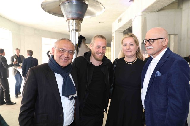 Richtfest für den neuen Augustinerhof mit vielen Gästen: Zum ersten Mal kommte man erahnen, wie die Räume für das Deutsche Museum aussehen werden. Das Museum soll Ende 2020 eröffnen. Generaldirektor Wolfgang M. Heckl sagte beim Richtfest: „Ich freue mich sehr, dass das Gebäude für unser Zukunftsmuseum so schnell wächst – am Anfang habe ich mir kaum vorstellen können, hier schon 2020 die Eröffnung feiern zu können.“ Ministerpräsident Markus Söder lobte bei dem Festakt: „Das Deutsche Museum ist ein genialer Partner für dieses Nürnberger Leuchtturmprojekt.“  | Foto: Udo Dreier
