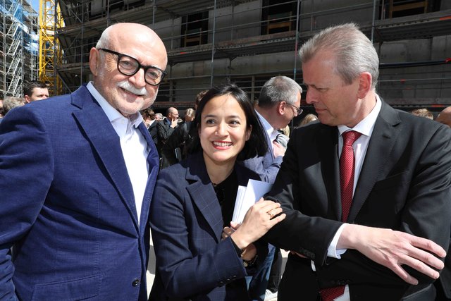 Richtfest für den neuen Augustinerhof mit vielen Gästen: Zum ersten Mal kommte man erahnen, wie die Räume für das Deutsche Museum aussehen werden. Das Museum soll Ende 2020 eröffnen. Generaldirektor Wolfgang M. Heckl sagte beim Richtfest: „Ich freue mich sehr, dass das Gebäude für unser Zukunftsmuseum so schnell wächst – am Anfang habe ich mir kaum vorstellen können, hier schon 2020 die Eröffnung feiern zu können.“ Ministerpräsident Markus Söder lobte bei dem Festakt: „Das Deutsche Museum ist ein genialer Partner für dieses Nürnberger Leuchtturmprojekt.“  | Foto: Udo Dreier