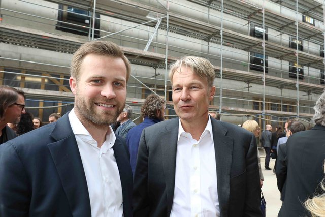 Richtfest für den neuen Augustinerhof mit vielen Gästen: Zum ersten Mal kommte man erahnen, wie die Räume für das Deutsche Museum aussehen werden. Das Museum soll Ende 2020 eröffnen. Generaldirektor Wolfgang M. Heckl sagte beim Richtfest: „Ich freue mich sehr, dass das Gebäude für unser Zukunftsmuseum so schnell wächst – am Anfang habe ich mir kaum vorstellen können, hier schon 2020 die Eröffnung feiern zu können.“ Ministerpräsident Markus Söder lobte bei dem Festakt: „Das Deutsche Museum ist ein genialer Partner für dieses Nürnberger Leuchtturmprojekt.“  | Foto: Udo Dreier
