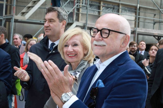 Richtfest für den neuen Augustinerhof mit vielen Gästen: Zum ersten Mal kommte man erahnen, wie die Räume für das Deutsche Museum aussehen werden. Das Museum soll Ende 2020 eröffnen. Generaldirektor Wolfgang M. Heckl sagte beim Richtfest: „Ich freue mich sehr, dass das Gebäude für unser Zukunftsmuseum so schnell wächst – am Anfang habe ich mir kaum vorstellen können, hier schon 2020 die Eröffnung feiern zu können.“ Ministerpräsident Markus Söder lobte bei dem Festakt: „Das Deutsche Museum ist ein genialer Partner für dieses Nürnberger Leuchtturmprojekt.“  | Foto: Udo Dreier