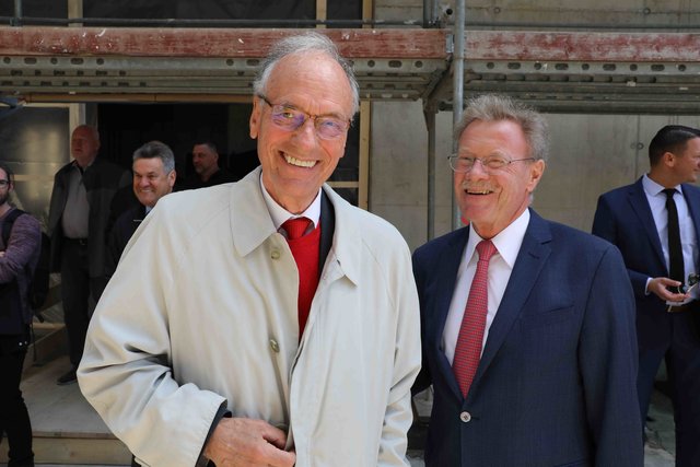 Richtfest für den neuen Augustinerhof mit vielen Gästen: Zum ersten Mal kommte man erahnen, wie die Räume für das Deutsche Museum aussehen werden. Das Museum soll Ende 2020 eröffnen. Generaldirektor Wolfgang M. Heckl sagte beim Richtfest: „Ich freue mich sehr, dass das Gebäude für unser Zukunftsmuseum so schnell wächst – am Anfang habe ich mir kaum vorstellen können, hier schon 2020 die Eröffnung feiern zu können.“ Ministerpräsident Markus Söder lobte bei dem Festakt: „Das Deutsche Museum ist ein genialer Partner für dieses Nürnberger Leuchtturmprojekt.“  | Foto: Udo Dreier