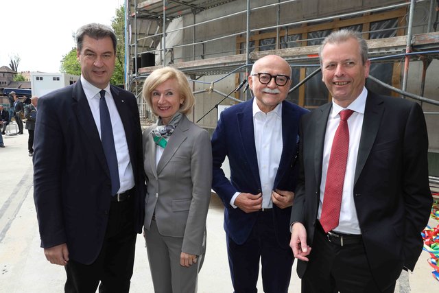 Richtfest für den neuen Augustinerhof mit vielen Gästen: Zum ersten Mal kommte man erahnen, wie die Räume für das Deutsche Museum aussehen werden. Das Museum soll Ende 2020 eröffnen. Generaldirektor Wolfgang M. Heckl sagte beim Richtfest: „Ich freue mich sehr, dass das Gebäude für unser Zukunftsmuseum so schnell wächst – am Anfang habe ich mir kaum vorstellen können, hier schon 2020 die Eröffnung feiern zu können.“ Ministerpräsident Markus Söder lobte bei dem Festakt: „Das Deutsche Museum ist ein genialer Partner für dieses Nürnberger Leuchtturmprojekt.“  | Foto: Udo Dreier