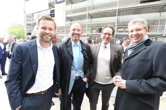 Richtfest für den neuen Augustinerhof mit vielen Gästen: Zum ersten Mal kommte man erahnen, wie die Räume für das Deutsche Museum aussehen werden. Das Museum soll Ende 2020 eröffnen. Generaldirektor Wolfgang M. Heckl sagte beim Richtfest: „Ich freue mich sehr, dass das Gebäude für unser Zukunftsmuseum so schnell wächst – am Anfang habe ich mir kaum vorstellen können, hier schon 2020 die Eröffnung feiern zu können.“ Ministerpräsident Markus Söder lobte bei dem Festakt: „Das Deutsche Museum ist ein genialer Partner für dieses Nürnberger Leuchtturmprojekt.“  | Foto: Udo Dreier