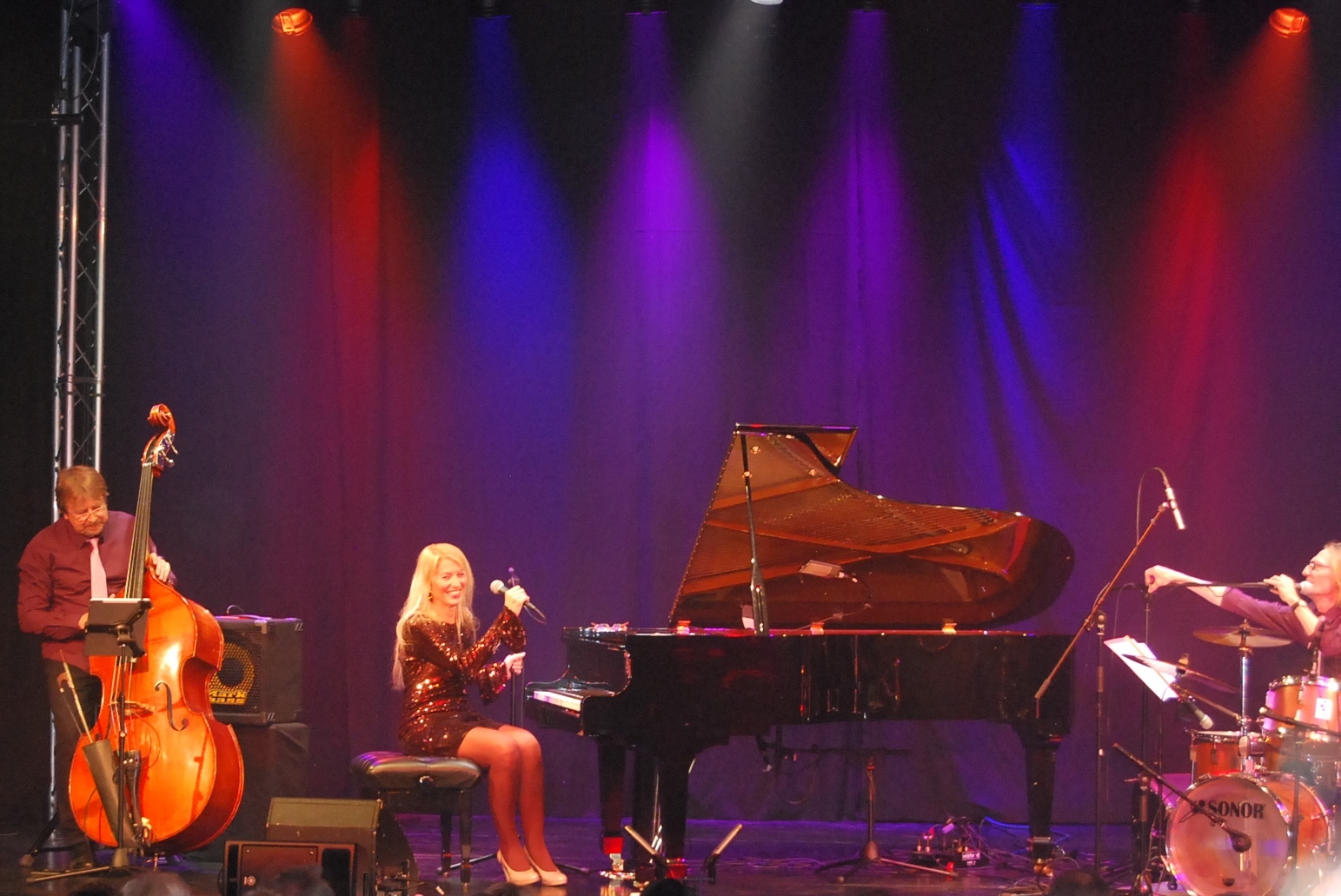 Das HildegardPohl_Trio auf der Bühne des Hubertussaals mit "A Night with Gershwin"