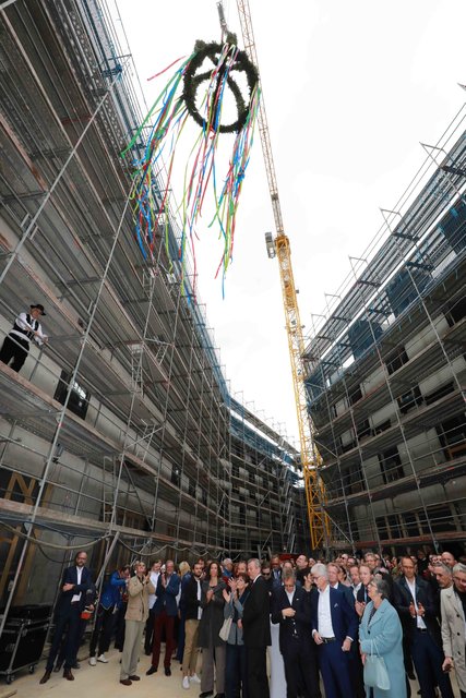 Richtfest für den neuen Augustinerhof mit vielen Gästen: Zum ersten Mal kommte man erahnen, wie die Räume für das Deutsche Museum aussehen werden. Das Museum soll Ende 2020 eröffnen. Generaldirektor Wolfgang M. Heckl sagte beim Richtfest: „Ich freue mich sehr, dass das Gebäude für unser Zukunftsmuseum so schnell wächst – am Anfang habe ich mir kaum vorstellen können, hier schon 2020 die Eröffnung feiern zu können.“ Ministerpräsident Markus Söder lobte bei dem Festakt: „Das Deutsche Museum ist ein genialer Partner für dieses Nürnberger Leuchtturmprojekt.“  | Foto: Udo Dreier