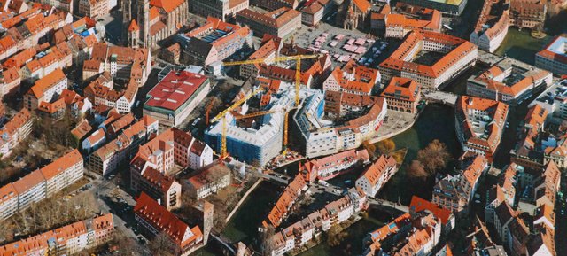 Richtfest für den neuen Augustinerhof mit vielen Gästen: Zum ersten Mal kommte man erahnen, wie die Räume für das Deutsche Museum aussehen werden. Das Museum soll Ende 2020 eröffnen. Generaldirektor Wolfgang M. Heckl sagte beim Richtfest: „Ich freue mich sehr, dass das Gebäude für unser Zukunftsmuseum so schnell wächst – am Anfang habe ich mir kaum vorstellen können, hier schon 2020 die Eröffnung feiern zu können.“ Ministerpräsident Markus Söder lobte bei dem Festakt: „Das Deutsche Museum ist ein genialer Partner für dieses Nürnberger Leuchtturmprojekt.“  | Foto: Udo Dreier