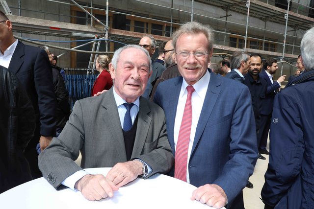 Richtfest für den neuen Augustinerhof mit vielen Gästen: Zum ersten Mal kommte man erahnen, wie die Räume für das Deutsche Museum aussehen werden. Das Museum soll Ende 2020 eröffnen. Generaldirektor Wolfgang M. Heckl sagte beim Richtfest: „Ich freue mich sehr, dass das Gebäude für unser Zukunftsmuseum so schnell wächst – am Anfang habe ich mir kaum vorstellen können, hier schon 2020 die Eröffnung feiern zu können.“ Ministerpräsident Markus Söder lobte bei dem Festakt: „Das Deutsche Museum ist ein genialer Partner für dieses Nürnberger Leuchtturmprojekt.“  | Foto: Udo Dreier