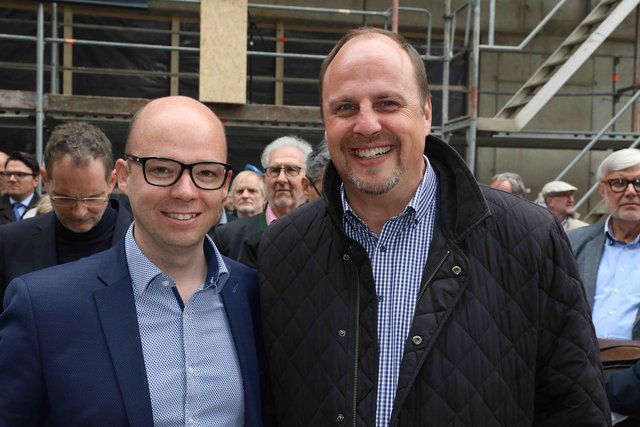 Richtfest für den neuen Augustinerhof mit vielen Gästen: Zum ersten Mal kommte man erahnen, wie die Räume für das Deutsche Museum aussehen werden. Das Museum soll Ende 2020 eröffnen. Generaldirektor Wolfgang M. Heckl sagte beim Richtfest: „Ich freue mich sehr, dass das Gebäude für unser Zukunftsmuseum so schnell wächst – am Anfang habe ich mir kaum vorstellen können, hier schon 2020 die Eröffnung feiern zu können.“ Ministerpräsident Markus Söder lobte bei dem Festakt: „Das Deutsche Museum ist ein genialer Partner für dieses Nürnberger Leuchtturmprojekt.“  | Foto: Udo Dreier