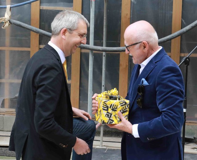 Richtfest für den neuen Augustinerhof mit vielen Gästen: Zum ersten Mal kommte man erahnen, wie die Räume für das Deutsche Museum aussehen werden. Das Museum soll Ende 2020 eröffnen. Generaldirektor Wolfgang M. Heckl sagte beim Richtfest: „Ich freue mich sehr, dass das Gebäude für unser Zukunftsmuseum so schnell wächst – am Anfang habe ich mir kaum vorstellen können, hier schon 2020 die Eröffnung feiern zu können.“ Ministerpräsident Markus Söder lobte bei dem Festakt: „Das Deutsche Museum ist ein genialer Partner für dieses Nürnberger Leuchtturmprojekt.“  | Foto: Udo Dreier