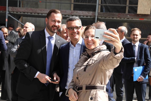 Richtfest für den neuen Augustinerhof mit vielen Gästen: Zum ersten Mal kommte man erahnen, wie die Räume für das Deutsche Museum aussehen werden. Das Museum soll Ende 2020 eröffnen. Generaldirektor Wolfgang M. Heckl sagte beim Richtfest: „Ich freue mich sehr, dass das Gebäude für unser Zukunftsmuseum so schnell wächst – am Anfang habe ich mir kaum vorstellen können, hier schon 2020 die Eröffnung feiern zu können.“ Ministerpräsident Markus Söder lobte bei dem Festakt: „Das Deutsche Museum ist ein genialer Partner für dieses Nürnberger Leuchtturmprojekt.“  | Foto: Udo Dreier