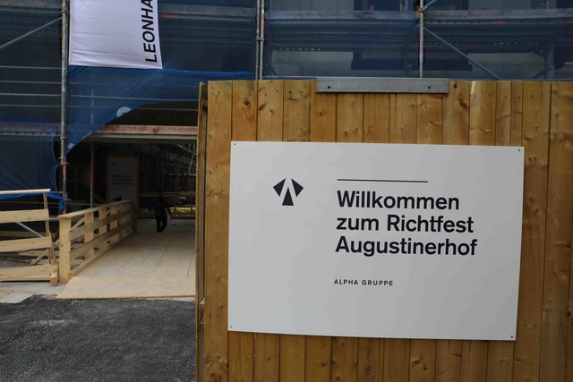 Richtfest für den neuen Augustinerhof mit vielen Gästen: Zum ersten Mal kommte man erahnen, wie die Räume für das Deutsche Museum aussehen werden. Das Museum soll Ende 2020 eröffnen. Generaldirektor Wolfgang M. Heckl sagte beim Richtfest: „Ich freue mich sehr, dass das Gebäude für unser Zukunftsmuseum so schnell wächst – am Anfang habe ich mir kaum vorstellen können, hier schon 2020 die Eröffnung feiern zu können.“ Ministerpräsident Markus Söder lobte bei dem Festakt: „Das Deutsche Museum ist ein genialer Partner für dieses Nürnberger Leuchtturmprojekt.“  | Foto: Udo Dreier