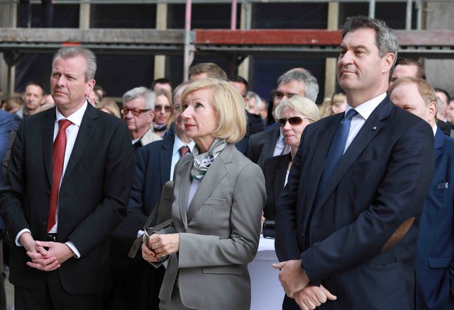 Richtfest für den neuen Augustinerhof mit vielen Gästen: Zum ersten Mal kommte man erahnen, wie die Räume für das Deutsche Museum aussehen werden. Das Museum soll Ende 2020 eröffnen. Generaldirektor Wolfgang M. Heckl sagte beim Richtfest: „Ich freue mich sehr, dass das Gebäude für unser Zukunftsmuseum so schnell wächst – am Anfang habe ich mir kaum vorstellen können, hier schon 2020 die Eröffnung feiern zu können.“ Ministerpräsident Markus Söder lobte bei dem Festakt: „Das Deutsche Museum ist ein genialer Partner für dieses Nürnberger Leuchtturmprojekt.“  | Foto: Udo Dreier