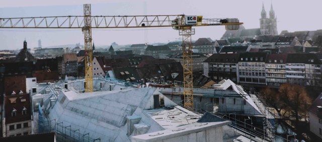 Richtfest für den neuen Augustinerhof mit vielen Gästen: Zum ersten Mal kommte man erahnen, wie die Räume für das Deutsche Museum aussehen werden. Das Museum soll Ende 2020 eröffnen. Generaldirektor Wolfgang M. Heckl sagte beim Richtfest: „Ich freue mich sehr, dass das Gebäude für unser Zukunftsmuseum so schnell wächst – am Anfang habe ich mir kaum vorstellen können, hier schon 2020 die Eröffnung feiern zu können.“ Ministerpräsident Markus Söder lobte bei dem Festakt: „Das Deutsche Museum ist ein genialer Partner für dieses Nürnberger Leuchtturmprojekt.“  | Foto: Udo Dreier