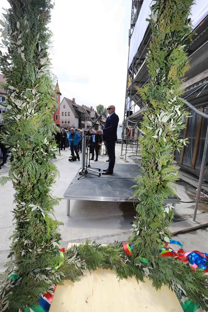Richtfest für den neuen Augustinerhof mit vielen Gästen: Zum ersten Mal kommte man erahnen, wie die Räume für das Deutsche Museum aussehen werden. Das Museum soll Ende 2020 eröffnen. Generaldirektor Wolfgang M. Heckl sagte beim Richtfest: „Ich freue mich sehr, dass das Gebäude für unser Zukunftsmuseum so schnell wächst – am Anfang habe ich mir kaum vorstellen können, hier schon 2020 die Eröffnung feiern zu können.“ Ministerpräsident Markus Söder lobte bei dem Festakt: „Das Deutsche Museum ist ein genialer Partner für dieses Nürnberger Leuchtturmprojekt.“  | Foto: Udo Dreier