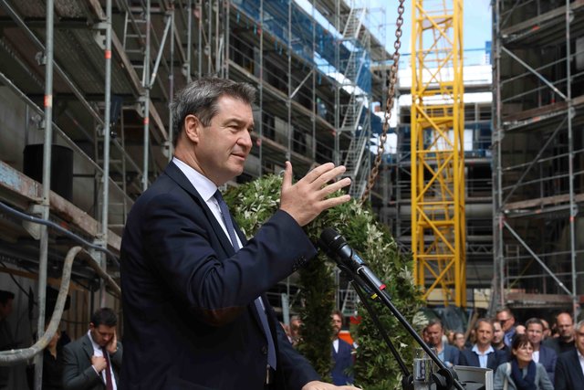 Richtfest für den neuen Augustinerhof mit vielen Gästen: Zum ersten Mal kommte man erahnen, wie die Räume für das Deutsche Museum aussehen werden. Das Museum soll Ende 2020 eröffnen. Generaldirektor Wolfgang M. Heckl sagte beim Richtfest: „Ich freue mich sehr, dass das Gebäude für unser Zukunftsmuseum so schnell wächst – am Anfang habe ich mir kaum vorstellen können, hier schon 2020 die Eröffnung feiern zu können.“ Ministerpräsident Markus Söder lobte bei dem Festakt: „Das Deutsche Museum ist ein genialer Partner für dieses Nürnberger Leuchtturmprojekt.“  | Foto: Udo Dreier