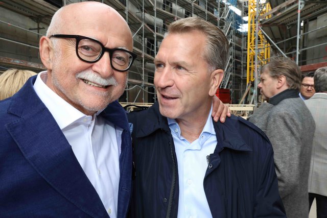 Richtfest für den neuen Augustinerhof mit vielen Gästen: Zum ersten Mal kommte man erahnen, wie die Räume für das Deutsche Museum aussehen werden. Das Museum soll Ende 2020 eröffnen. Generaldirektor Wolfgang M. Heckl sagte beim Richtfest: „Ich freue mich sehr, dass das Gebäude für unser Zukunftsmuseum so schnell wächst – am Anfang habe ich mir kaum vorstellen können, hier schon 2020 die Eröffnung feiern zu können.“ Ministerpräsident Markus Söder lobte bei dem Festakt: „Das Deutsche Museum ist ein genialer Partner für dieses Nürnberger Leuchtturmprojekt.“  | Foto: Udo Dreier