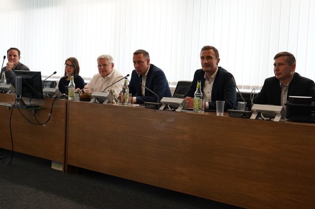 Jonas Hüsam (VGN GmbH), Claudia Beck (Sachgebiet Personennahverkehr im Landratsamt), Franz Bezold (Abteilungsleiter für Öffentliche Sicherheit und Ordnung), Landrat Armin Kroder, Uwe Scharrer (Sachgebietsleiter Personennahverkehr), Markus Birle (Sachgebiet Personennahverkehr) beim Bürgerforum (v.l.).