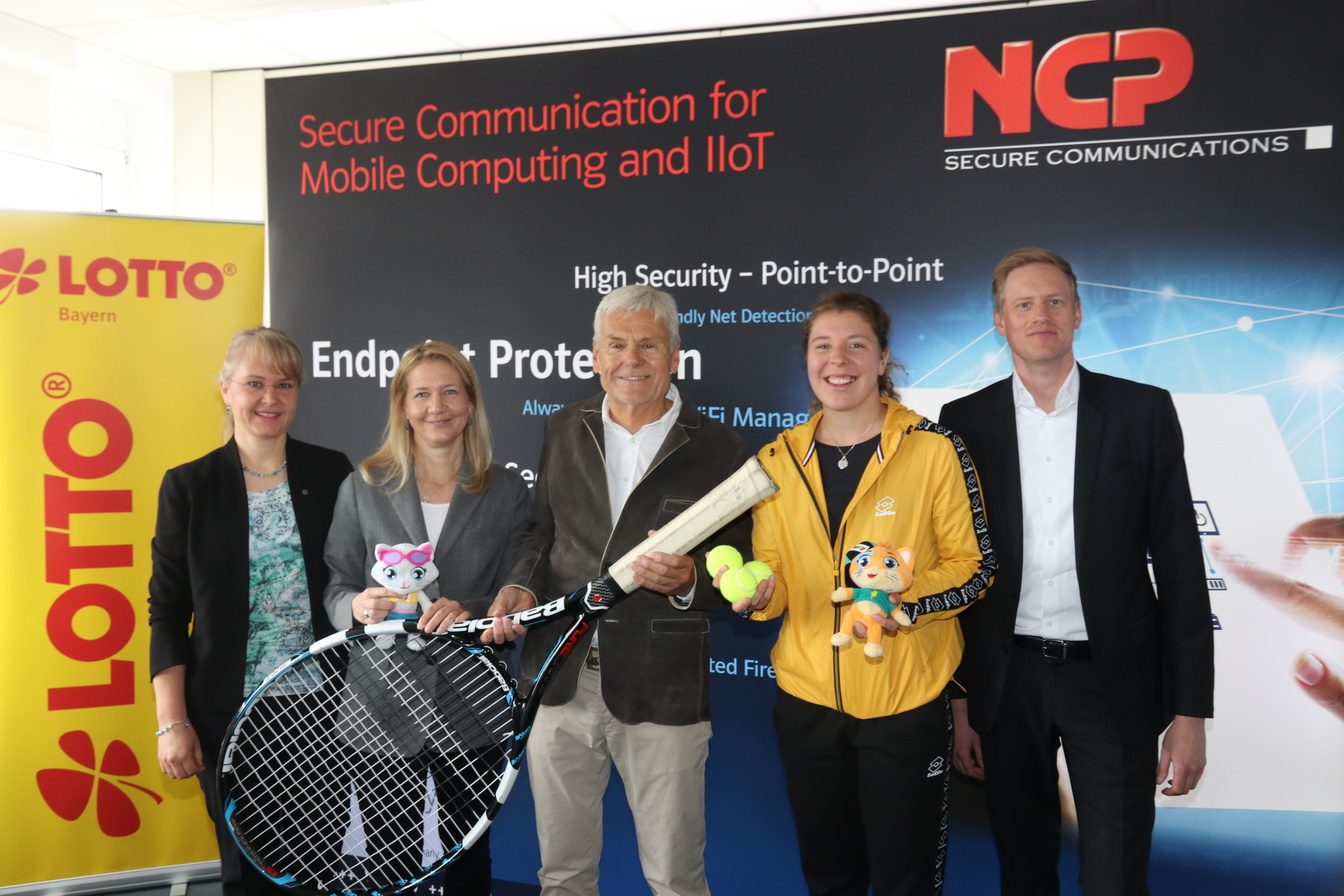 Dr. Natalie Schwägerl (Managerin Strategisches Marketing NÜRNBERGER Versicherung), Turnierdirektorin Sandra Reichel, Peter Söll (Inhaber NCP engineering GmbH), Wildcard-Inhaberin Anna-Lena Friedsam und Felix Stork (Corporate Marketing Director der Simba Dickie Group) gaben den Startschuss für den NÜRNBERGER Versicherungscup 2019.
