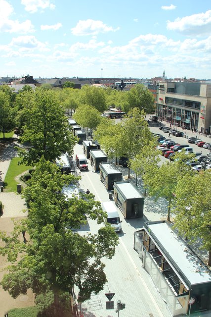 Zwischen dem gemütlichen Grün der Dr-Konrad-Adenauer-Anlage auf der linken Seite und der weitläufigen Fürther Freiheit auf der rechten Seite hat der „Fürther Markt“ seine Heimat gefunden.