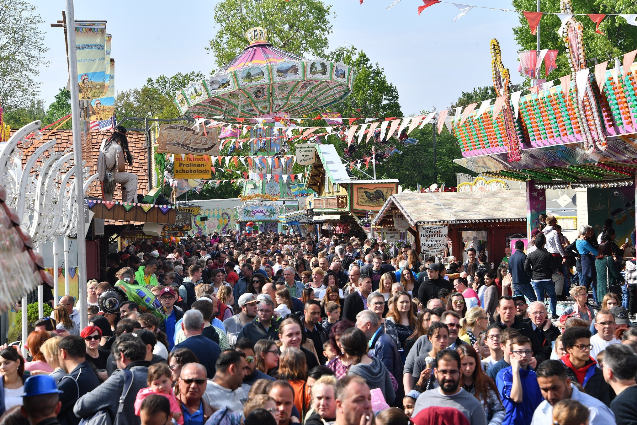 Volle Hütte auf dem Festplatz!