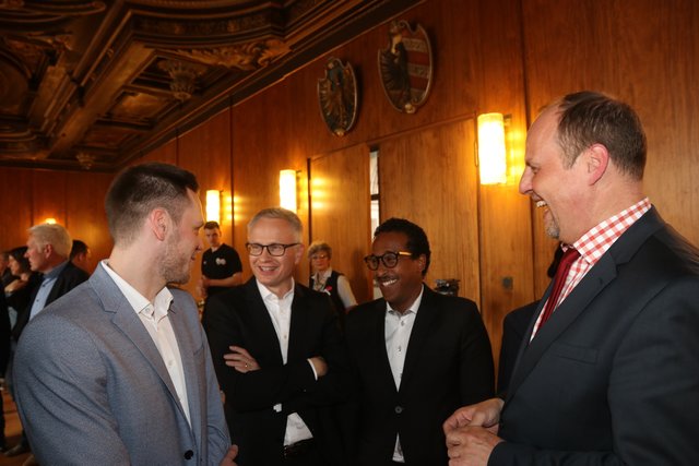 Bürgermeister Christian Vogel, SPD-Stadtrat Nasser Ahmed, Sparkassen-Kommunikationschef Dr. Michael Kläver und Benjamin Jung (Sportreferent Sparkasse Nürnberg) (v.r.) | Foto: © John R. Braun