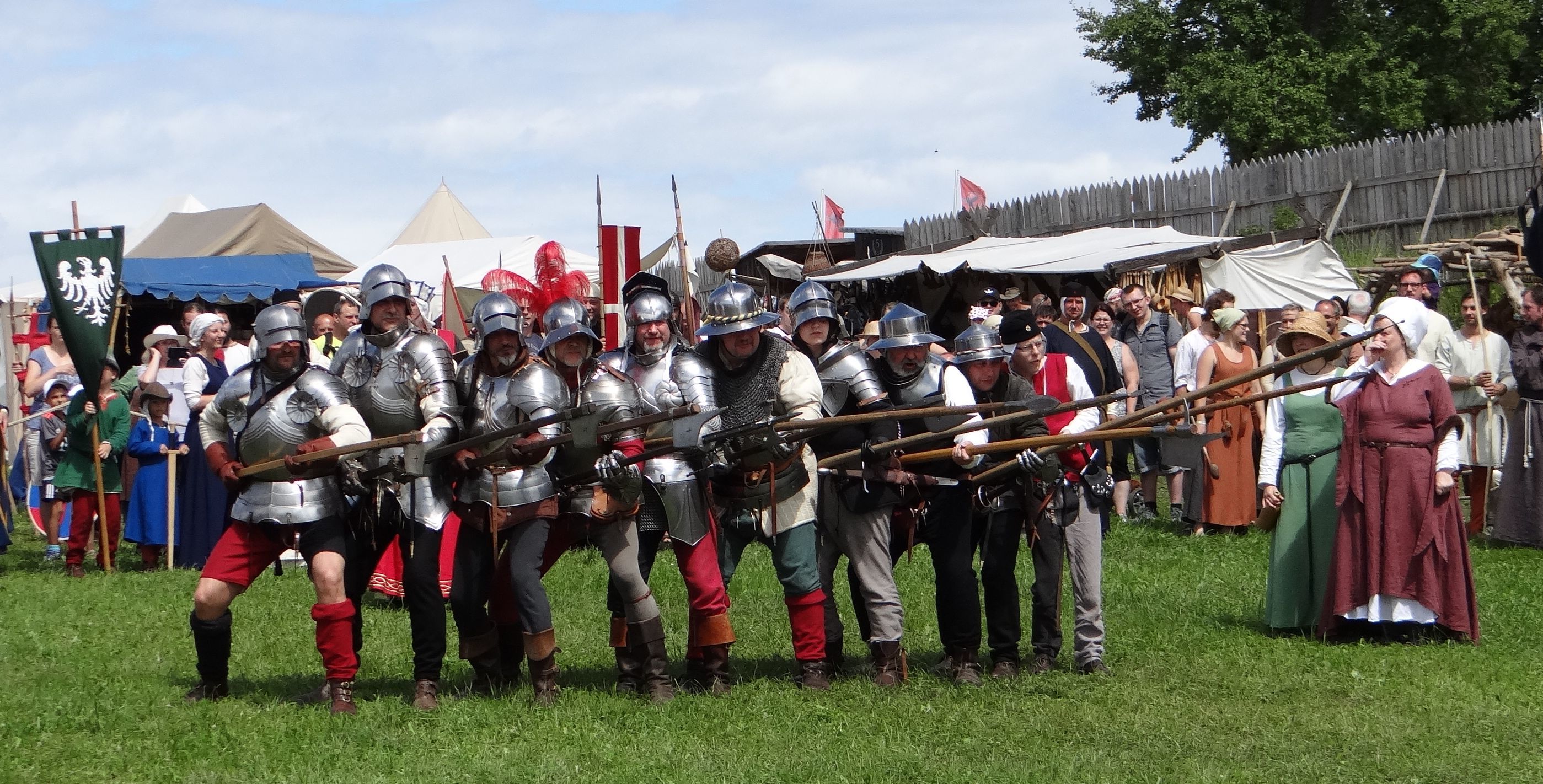 Tapfere Recken in stilechten Ritterrüstungen dürfen beim Mittelaltermarkt auf Burg Rabenstein nicht fehlen.