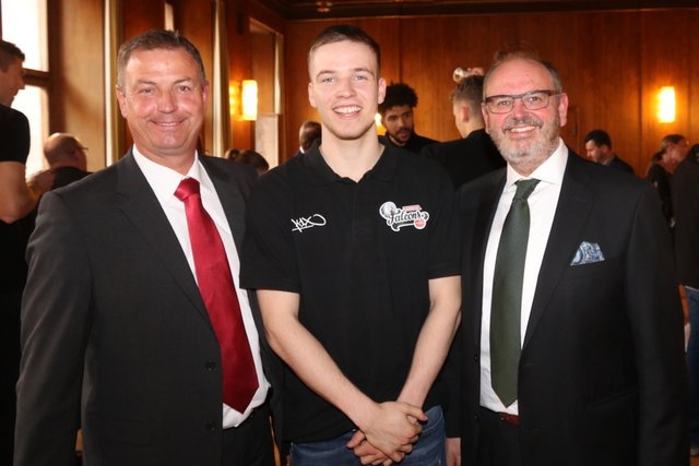Jochen (re.) und sein Bruder Dietmar Scharf (Metropol Automobile) mit Basketball-Nationalspieler Nils Haßfurther. | Foto: © Udo Dreier