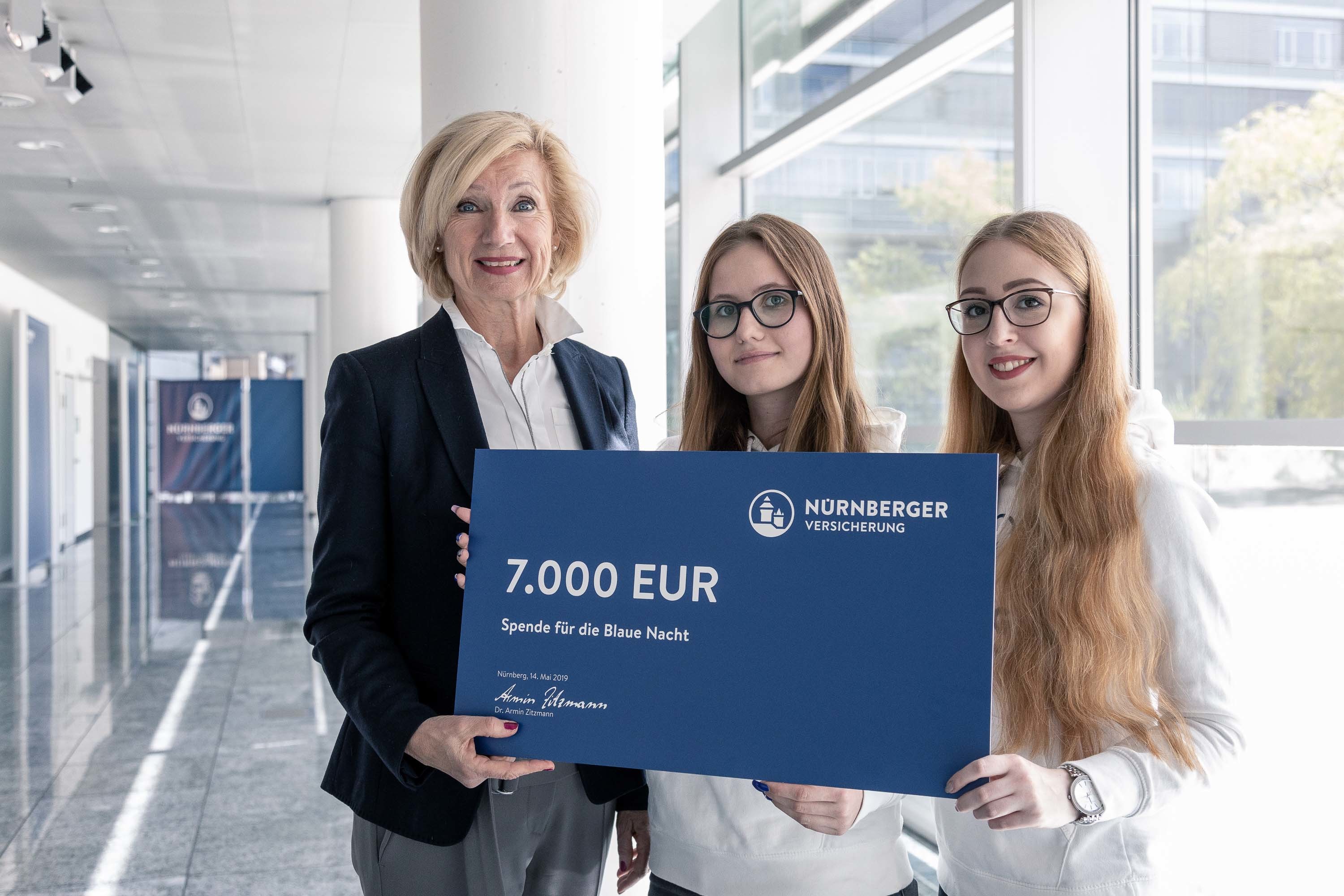 Freuten sich zusammen mit Nürnbergs Kulturreferentin Prof. Dr. Julia Lehner über die Scheckübergabe: die Auszubildenden Selina Lunz und Doreen Schaper von der NÜRNBERGER Versicherung (v. l.).