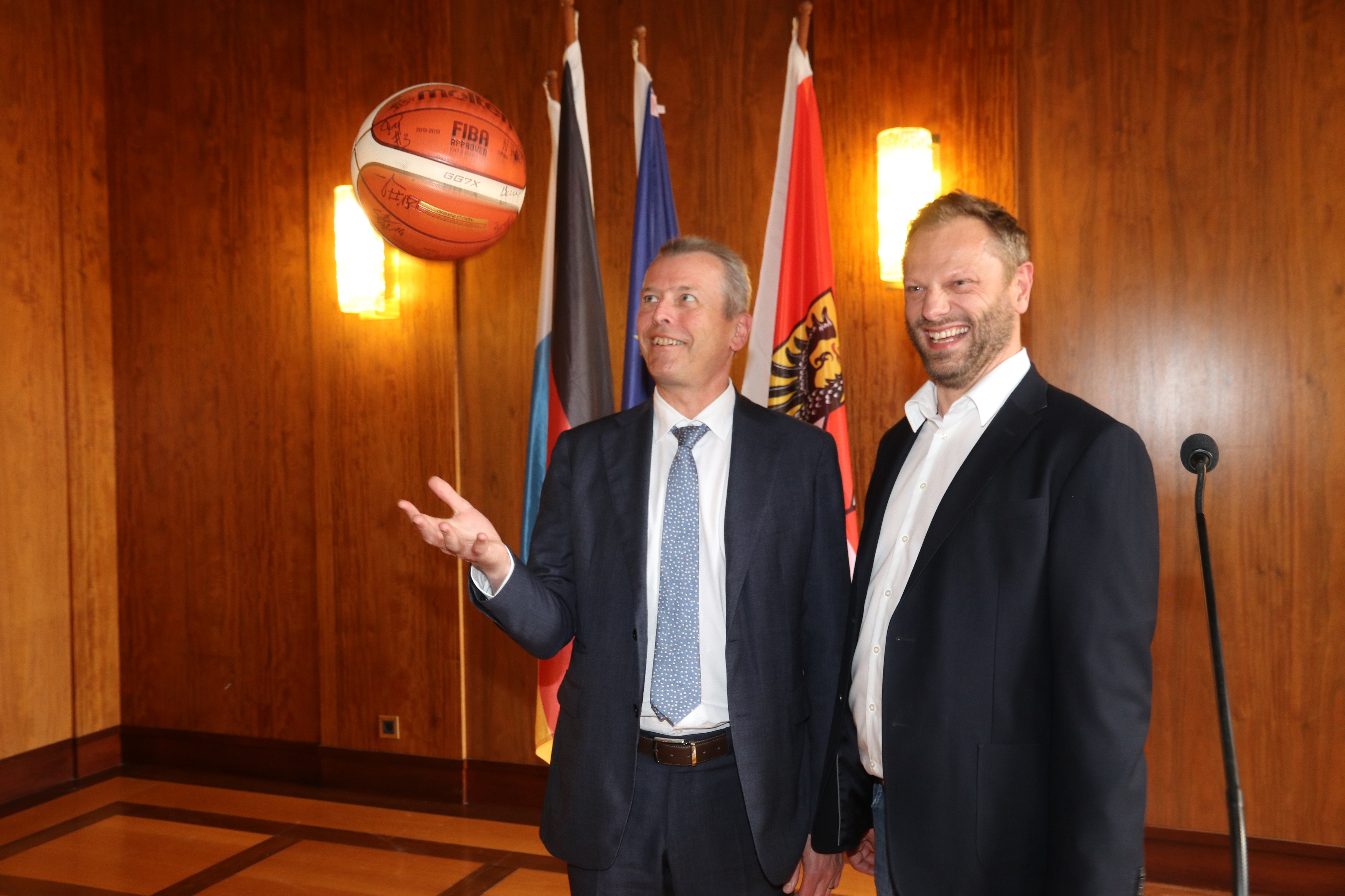 Nürnbergs Oberbürgermeister Dr. Ulrich Maly (SPD) mit Ralph Junge (r.), Cheftrainer und sportlicher Leiter des Nürnberg Falcons BC.