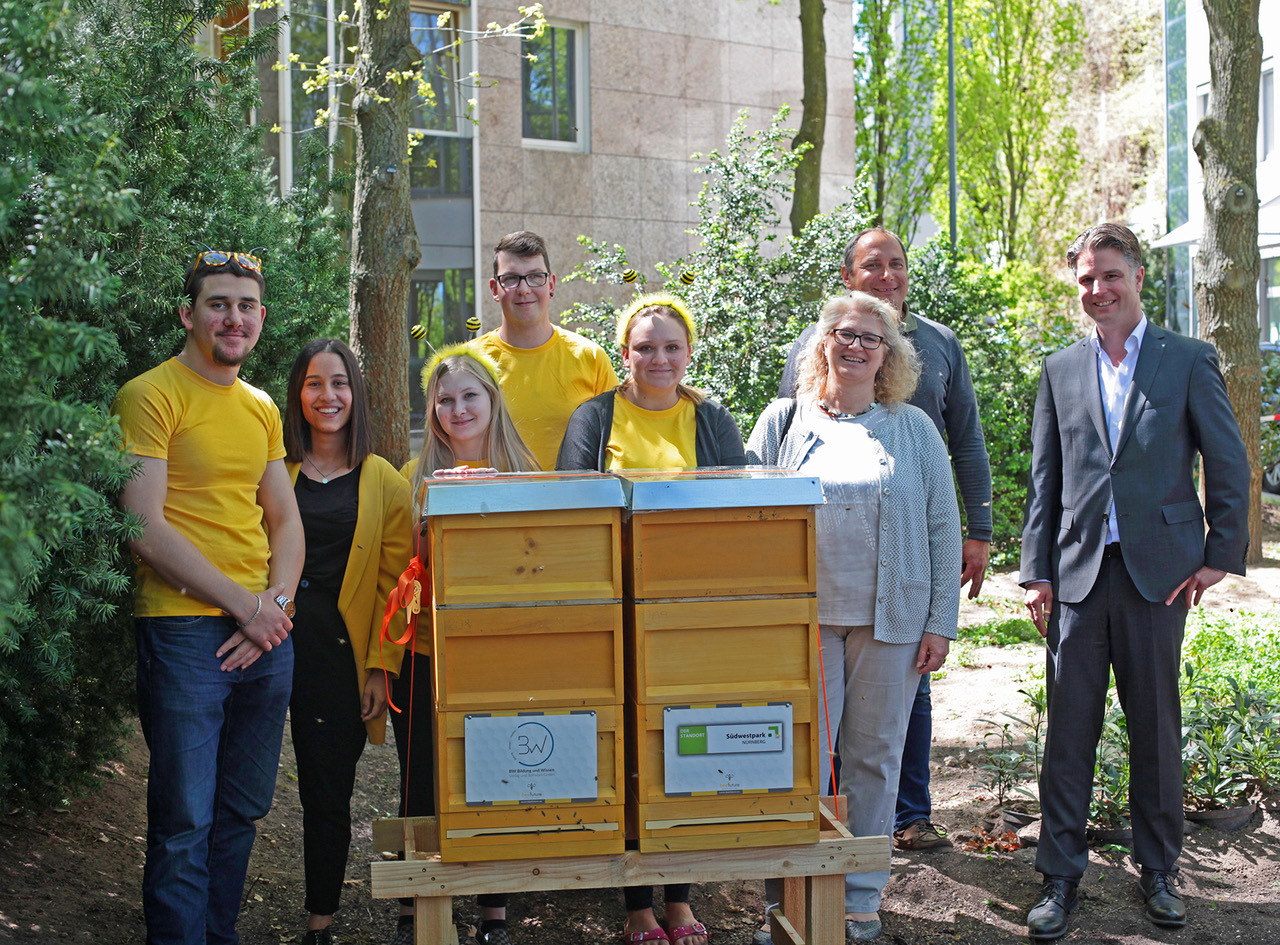 Südwestpark-Manager Daniel Pfaller mit Beefuture-Chef Frank Weiß, Ulrike Sippel (BW Bildung und Wissen) und den Azubis (v.re.).
