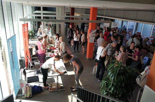 Sponsorentische beim Self-Publishing-Day | Foto: Dr. Lutz Kreuzer