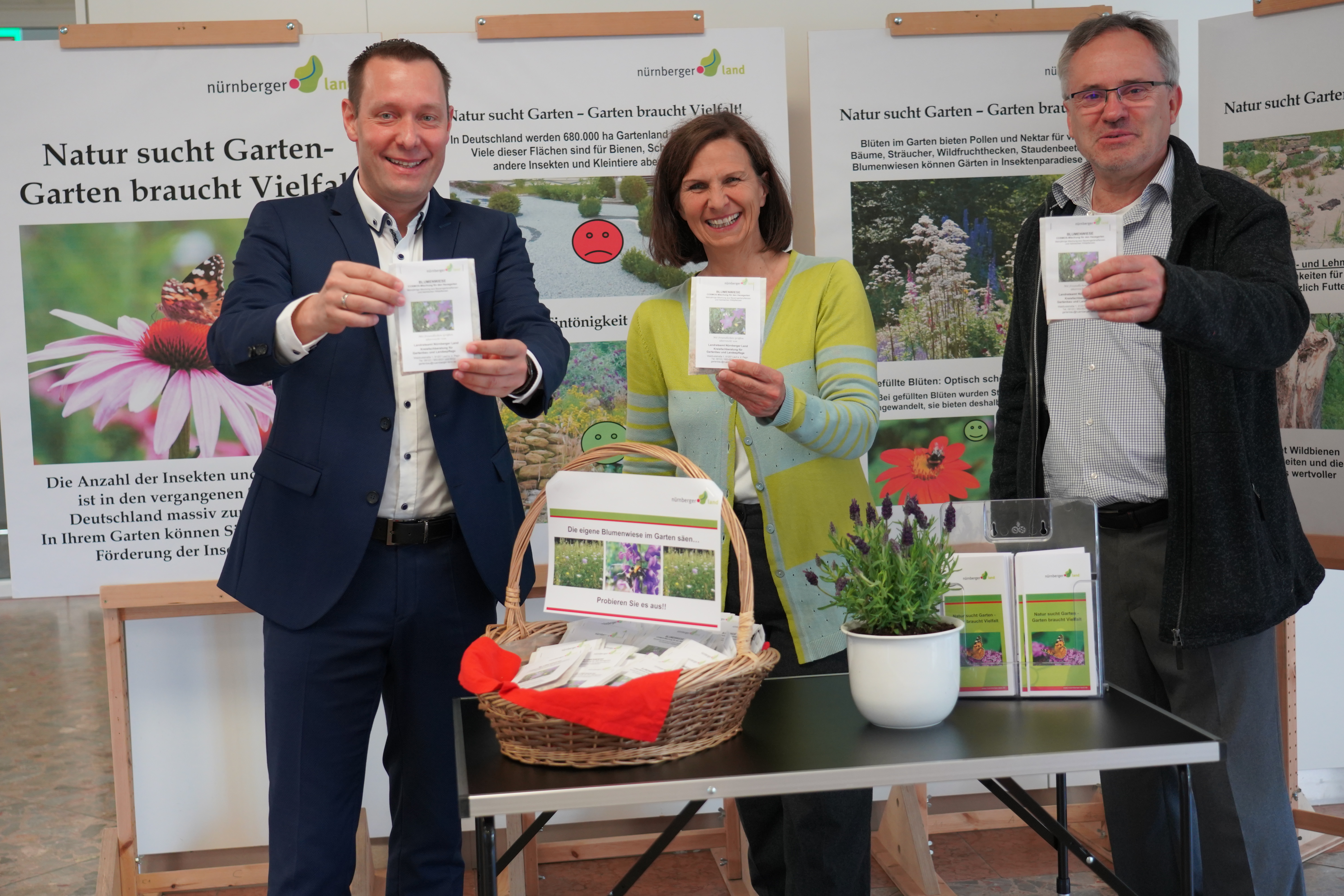 Landrat Armin Kroder sowie Claudia Uebler und Hans-Peter
Renner (v.l.) von der Kreisfachberatung für Gartenkultur und Landespflege wollen blühende Gärten und Schmetterlingstummelplätze.