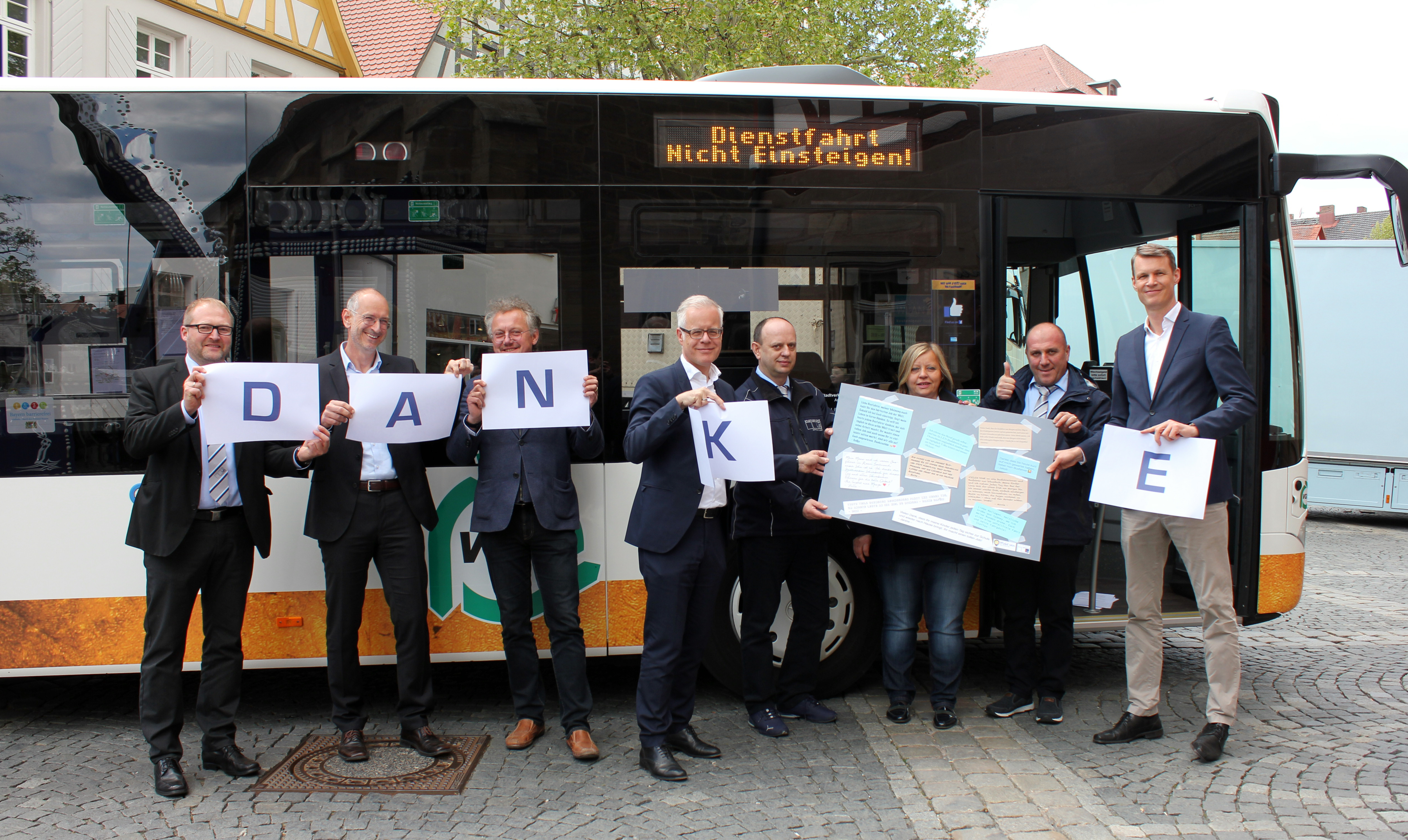 Alle sagen Danke: Stadtverkehr-Leiter Tobias Mayr, Geschäftsführer Winfried Klinger, Stadtratsmitglied Eckhard Göll, Stadtrechtsrat Knut Engelbrecht und Oberbürgermeister Matthias Thürauf (rechts). Das Fahrerteam, vertreten durch Renate Ziman, Atso Nastovski (2. v. r.) und Richard Ziman (4. v. r.) freut`s.