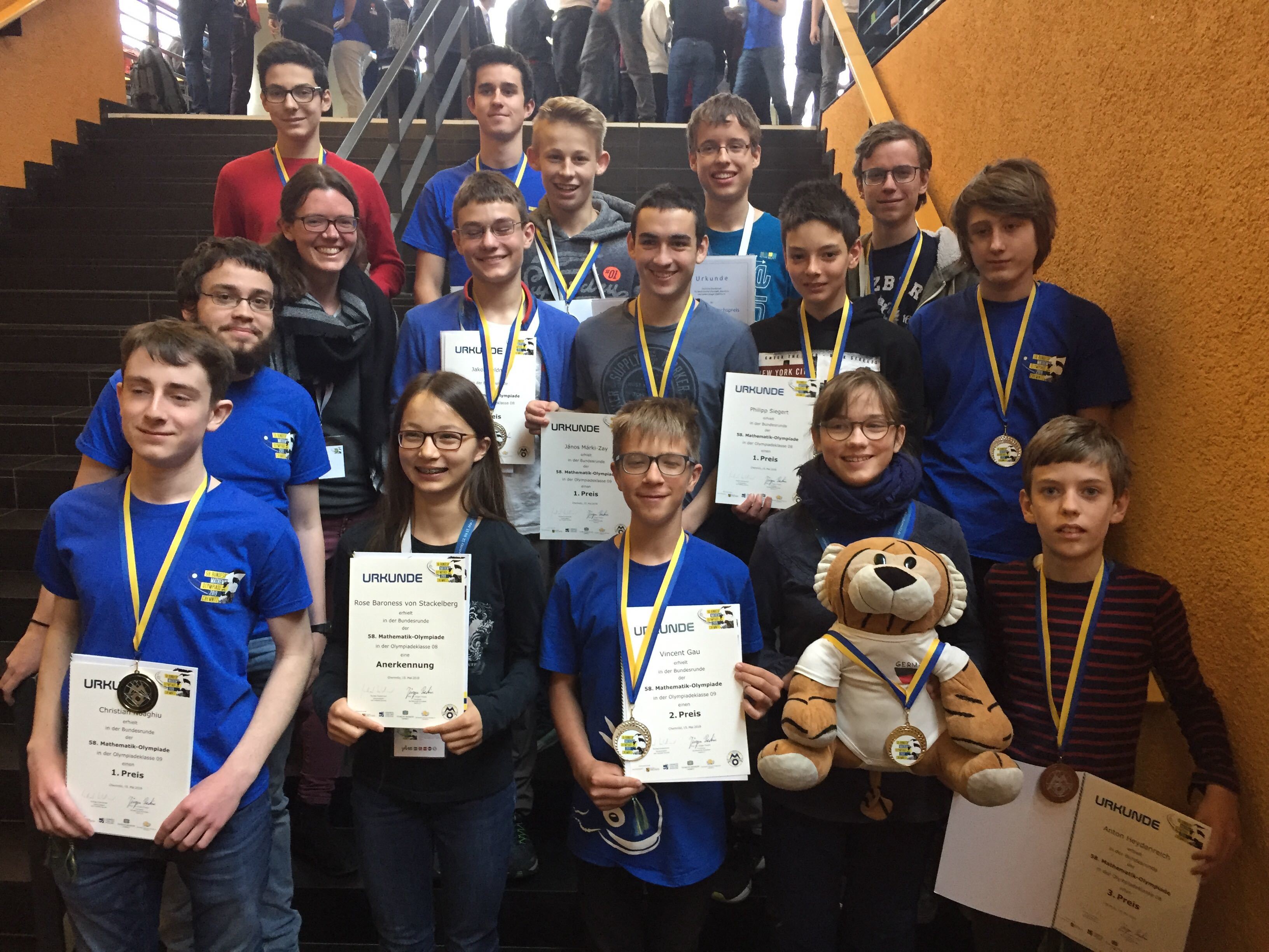 Bayern Spitzenreiter bei Mathematik-Olympiade, Kultusminister Michael Piazolo gratuliert zu 4x Gold, 5x Silber und 3x Bronze.